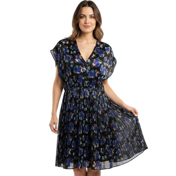 Molly Bracken Dresses & Skirts - Molly Bracken Pleated Dress Black Floral V-Neck Short Sleeve‎ Boho Flowy Chic